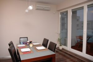 klimatyzator naścienny w domu na ścianie nad stołem